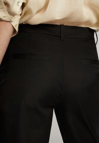 Massimo Dutti Spodnie materiałowe