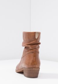 Steven New York SHRAMMIE - Stiefelette - cognac