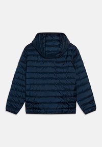 Prošívaná bunda v námořnické modři s horizontálním prošíváním, kapucí, elastickými manžetami a hladkým, lesklým povrchem.