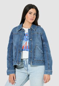 Modrá džínová bunda s krátkým střihem, zapínáním na knoflíky a dvěma předními kapsami. Tkanina má klasickou texturu s kontrastním prošíváním.