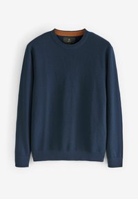 Pull bleu marine en tissu texturé, avec un col rond orné d'un accent orange et des poignets et un ourlet côtelés.