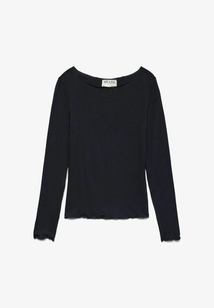 Zwart shirt met lange mouwen gemaakt van zacht stof, voorzien van een ronde halslijn en een gegolfde zoom. Label met de tekst "AWARE." Gladde textuur zonder patronen.