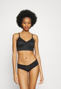 Schwarzes Lingerie-Set mit einem v-ausschnittigen Crop-Top mit Spitzenbesatz und passenden Bikini-Höschen, beide aus glattem Stoff mit dekorativen Akzenten.