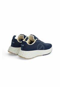 Baskets de sport navy avec une tige en mesh texturé, des accents crème et une épaisse semelle blanche dotée d'un motif et d'un fond antidérapant.