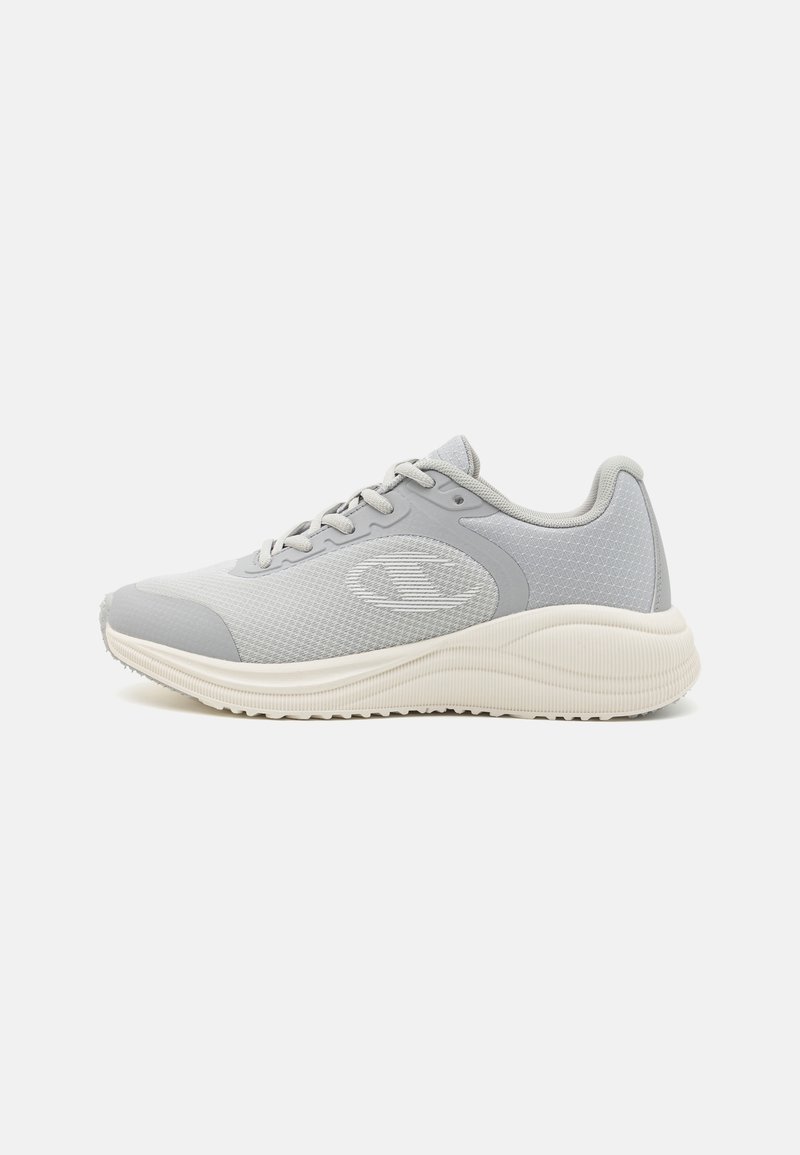 Baskets de sport grises avec une tige en mesh, fermeture à lacets et semelle moulée blanche ; présente un motif texturé et un accent de logo.