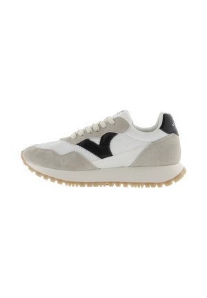 Zapatillas con parte superior de cuero blanco, acentos de ante gris, logotipo negro y suela de goma. Presentan cordones redondos y un cuello acolchado.