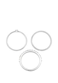 Conjunto de tres anillos de plata: uno liso, uno con diseño retorcido y uno con piedras de colores a lo largo del borde, mostrando diversas formas y texturas.