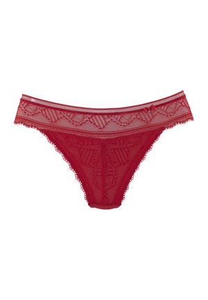 Rode kanten string met een delicate scalloped rand, bloemenpatroon en een kleine satijnen strik als accent op de tailleband. Zachte, doorzichtige textuur.