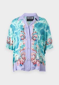 Πουκάμισο με κοντά μανίκια και κουμπιά, με μοτίβο τουρκουάζ νερού, γιακά και εμπρός σε λιλά χρώμα, και διακοσμητικά ροζ, κόκκινα και μπλε μπαρόκ σχέδια.