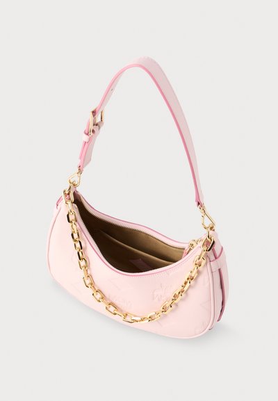 Μαλακή ροζ τσάντα ώμου με χρυσή αλυσίδα, άνοιγμα με φερμουάρ στην κορυφή και ρυθμιζόμενο λουρί, με ανάγλυφα σχέδια στην εξωτερική πλευρά.