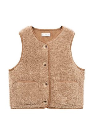 Chaleco de forro polar color beige con una superficie texturizada, con cuello en V, cuatro botones y dos bolsillos frontales. Rematado con un borde suave en tono beige.
