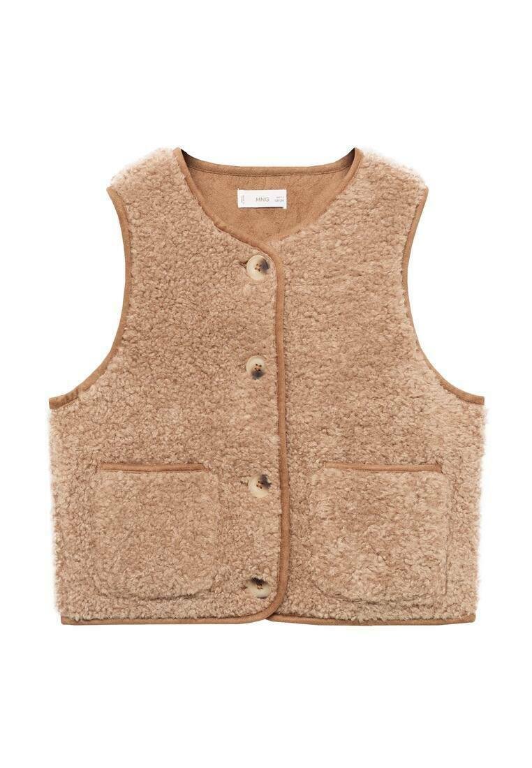 Gilet in pile beige con superficie texturizzata, dotato di scollo a V, quattro bottoni e due tasche frontali. Rifinito con una bordatura liscia beige.