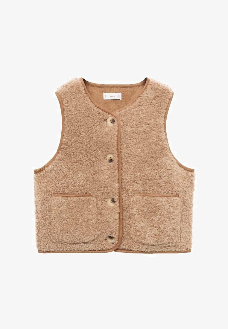 Chaleco de forro polar color beige con una superficie texturizada, con cuello en V, cuatro botones y dos bolsillos frontales. Rematado con un borde suave en tono beige.