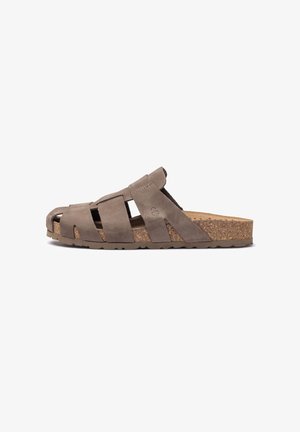 Sanda inclinata in suede marrone con una soletta in sughero, caratterizzata da un design con cinturini e una punta aperta. Suola testurizzata con un leggero plateau per il comfort.