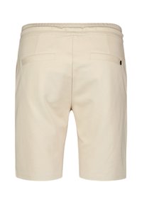 Beige shorts met een elastische tailleband, twee achterzakken en een gladde textuur. De zoom is netjes gestikt, wat het eenvoudige ontwerp accentueert.