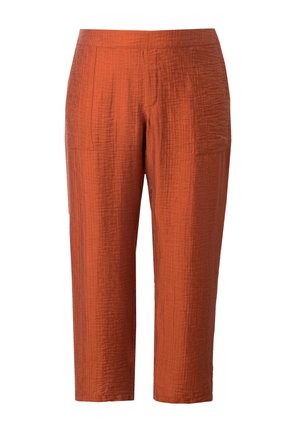 Pantalones cortos naranja con una superficie texturizada y plisada. Cuenta con dos bolsillos laterales y un diseño de pierna recta, proporcionando un ajuste relajado.
