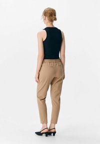 Object OBJLISA SLIM PANT - Pantalon classique - tannin