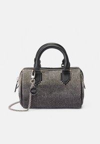 Fekete és ezüst táska texturált, szegecselt külsővel, kerek fogantyúkkal, láncos pánttal és oldalon látható logó díszítéssel.