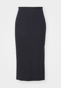 Svart ribbad midiklänning med en figurnära passform och hög midja. Har en subtil logotyp nära fållen, tillverkad av stretchigt tyg.