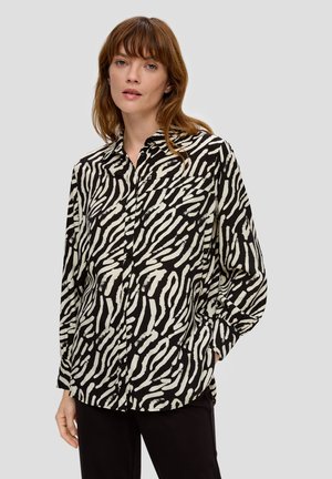Zwart-wit gestreept shirt met knopen en kraag, lange mouwen en een zak op de linkerborst. Zachte stof met een vloeiende val.