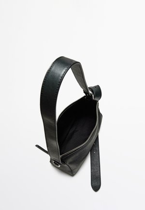 Sac en cuir noir avec une seule poignée. Il dispose d'une fermeture éclair, d'une texture lisse et d'un intérieur non doublé. La bandoulière comprend une extrémité pointue.