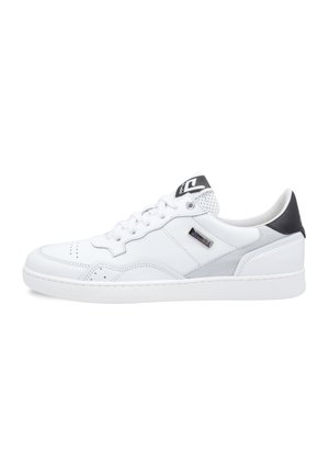 Witte lage sneaker met zwart hielstuk, witte veters, geperforeerde neus en klein rechthoekig logo op de zijkant.