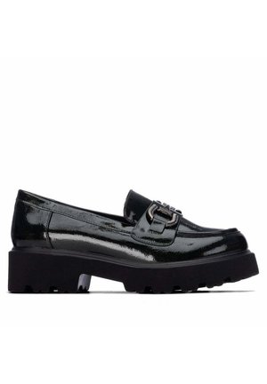 Mocasín brillante de charol negro con suela gruesa de tacos y hebilla decorativa en la parte superior, vista lateral sobre fondo blanco.