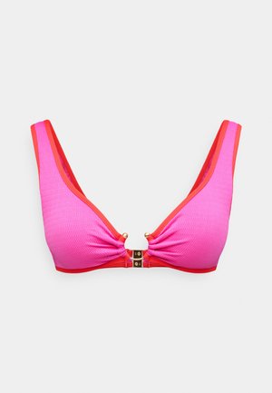 Top de bikini fucsia y rojo con textura acanalada, tirantes anchos y un detalle central de cierre dorado.