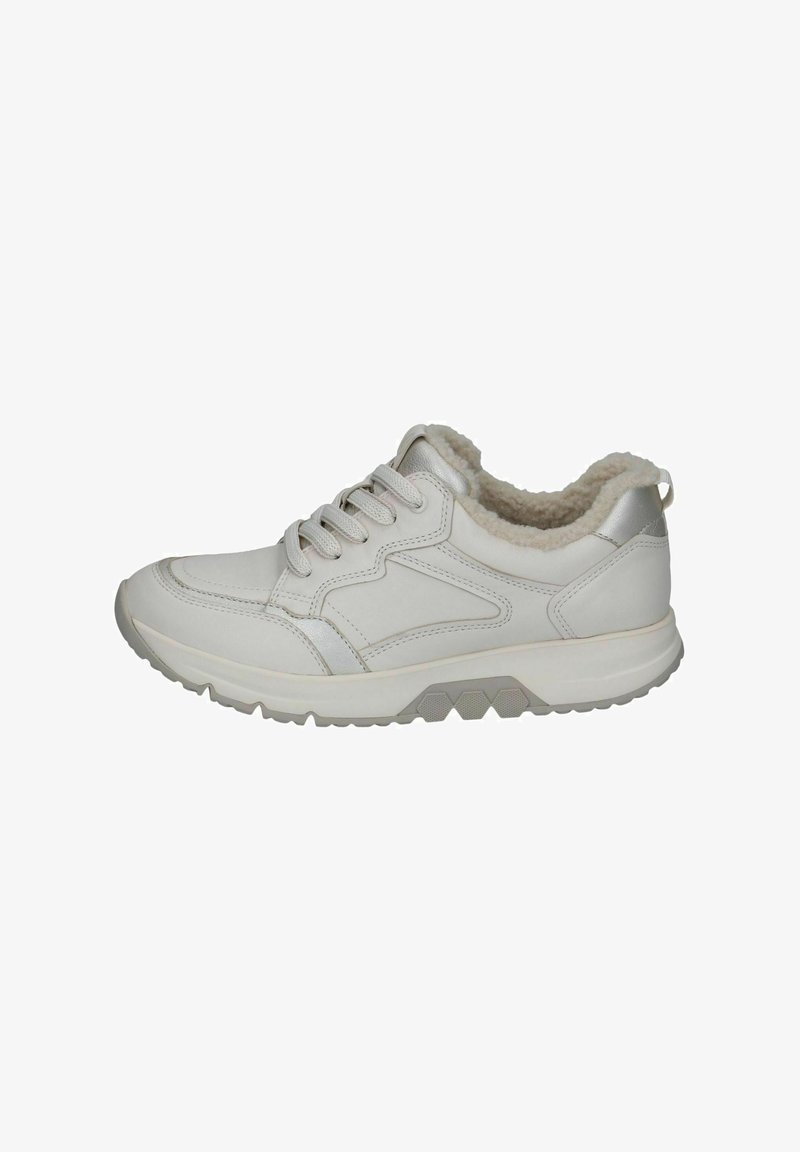 Baskets blanches avec lacets à l’avant, doublure intérieure rembourrée en fourrure et semelle texturée conçues pour le confort et un usage décontracté.