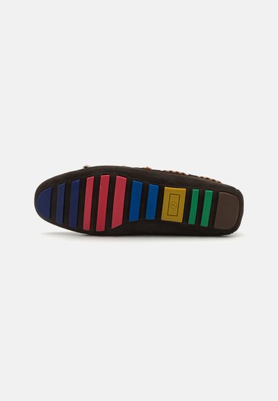 Semelle de chaussure en caoutchouc noir, ornée de rayures horizontales multicolores en rouge, rose, bleu, vert et jaune. Surface texturée.