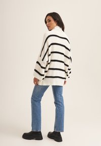 GINI LONDON HIGH NECK - Stickad tröja - cream