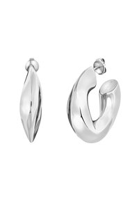 Stříbrné kovové náušnice s dvěma různými designy: ve tvaru špičatého listu a hladkým, zakřiveným tvarem s leštěným povrchem.