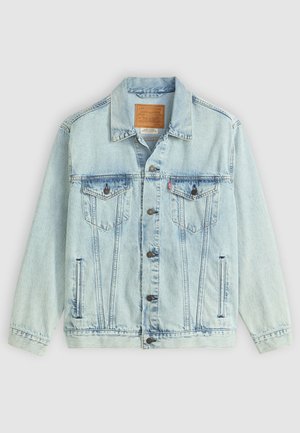 Világoskék farmerdzseki, gallérral, gombos elülettel, két mellzsebbel és logófelirattal a hátsó részen, amely kopottas textúrával rendelkezik.