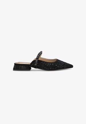 Schwarzer Slingback-Schuh mit spitzem Zehenbereich, strukturierten Verzierungen, einem kleinen Blockabsatz und einem verstellbaren Riemen mit Nietenakzenten.