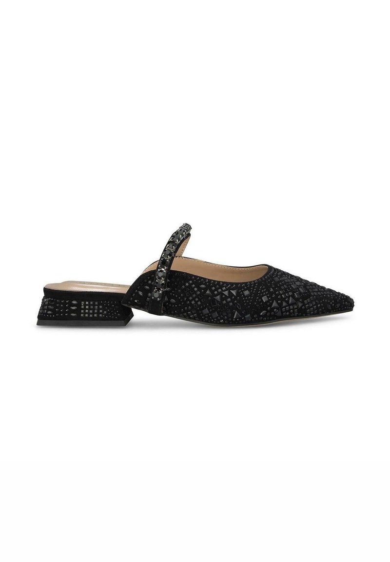 Scarpa slingback nera con punta affusolata, decorazioni testurizzate, tacco a blocco piccolo e cinturino regolabile con dettagli borchiati.