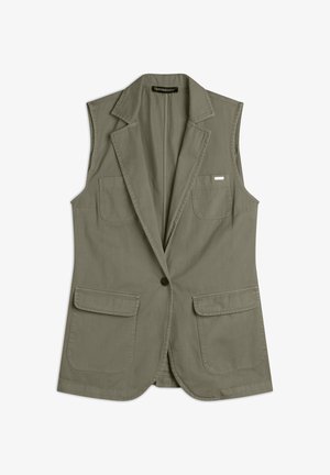 Blazer senza maniche verde oliva realizzato in tessuto leggero, con colletto a rever, chiusura con un bottone e due tasche frontali.