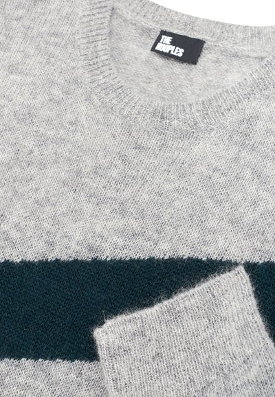 Hellgrau gestrickter Pullover mit einem dunklen horizontalen Streifen und geripptem Rundhalsausschnitt sowie Bündchen, mit einem schwarzen "The Kooples"-Label.