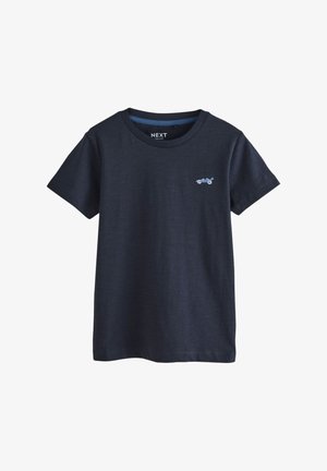 T-shirt en coton bleu marine avec col rond, manches courtes, et un petit logo de voiture bleu clair brodé sur la poitrine gauche.