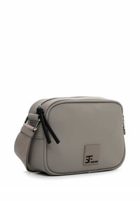 Szara syntetyczna torba na ramię o prostokątnym kształcie, z czarnymi suwakami, regulowanym paskiem i akcentem z logo na przednim panelu.