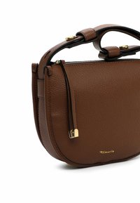 Brun struktureret læder crossbody taske med gylden lynlås, justerbar strop og lille guld "Tamaris" logo på fronten.