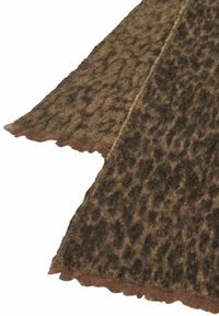 Brunt mønstret stof med en blød tekstur, der har en bølget kant og subtile leopard-lignende pletter over det hele. Ideelt til forskellige tekstilanvendelser.