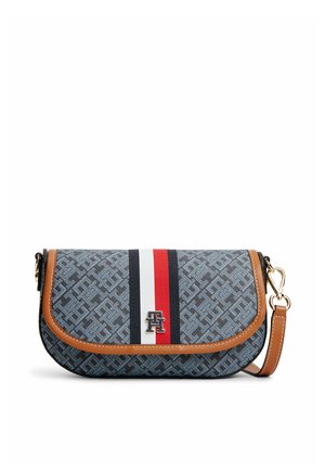 Blaue gemusterte Schultertasche mit braunem Besatz, vorne rot-weiß-schwarzer Streifen und metallischem Logo auf der Klappe mit abnehmbarem Riemen.