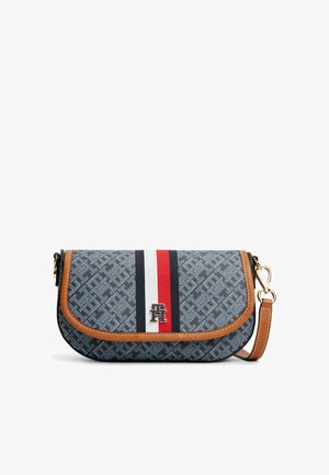 Blaue gemusterte Schultertasche mit braunem Besatz, vorne rot-weiß-schwarzer Streifen und metallischem Logo auf der Klappe mit abnehmbarem Riemen.