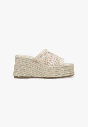 Sandali wedge con tomaia in beige intrecciato e una spessa piattaforma in juta. Tessuto con una finitura lucida. Design open-toe e fodera di colore chiaro.