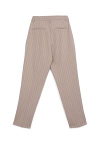 Beige gestreifte Hose mit taillierter Passform, die eine glatte Textur, zwei Gesäßtaschen und ein gerades Bein-Design aufweist.