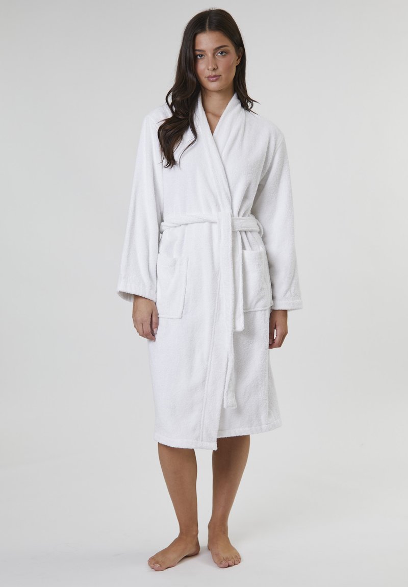 Hvid terrycloth badekåbe med lange ærmer, omslagdesign, bælte og to forlommer. Blød tekstur, knælængde og ensfarvet.
