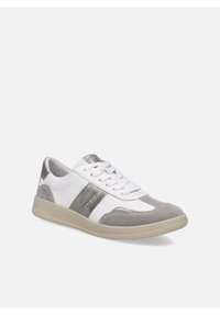 Baskets basses blanches et grises avec fermeture à lacets, semelle beige, et panneaux en daim et cuir sur fond blanc.