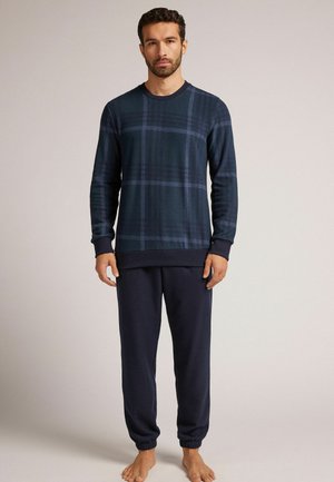 Heren loungewear set met een marineblauw geruit langSleeve T-shirt en bijpassende donkere broek, gemaakt van zachte stof met ribgebreide manchetten en een elastische tailleband.