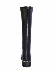 Stivale alto in pelle nera con zip laterale, accentuato da dettagli dorati sul tacco e una finitura testurizzata. Silhouette fluida e robusto tacco a blocco.