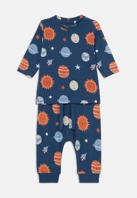 Barns marinblå tvådelade pyjamaser med mönster av leende sol, planeter, stjärnor och rymdraketer i orange, ljusblått och beige.